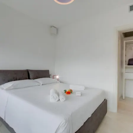 Adelasia 01 - Shared Pool And Parking - Happy * Alassio